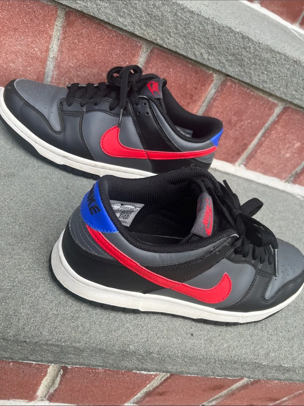 Nike Low-Top Sneakers — Black, Red & Blue